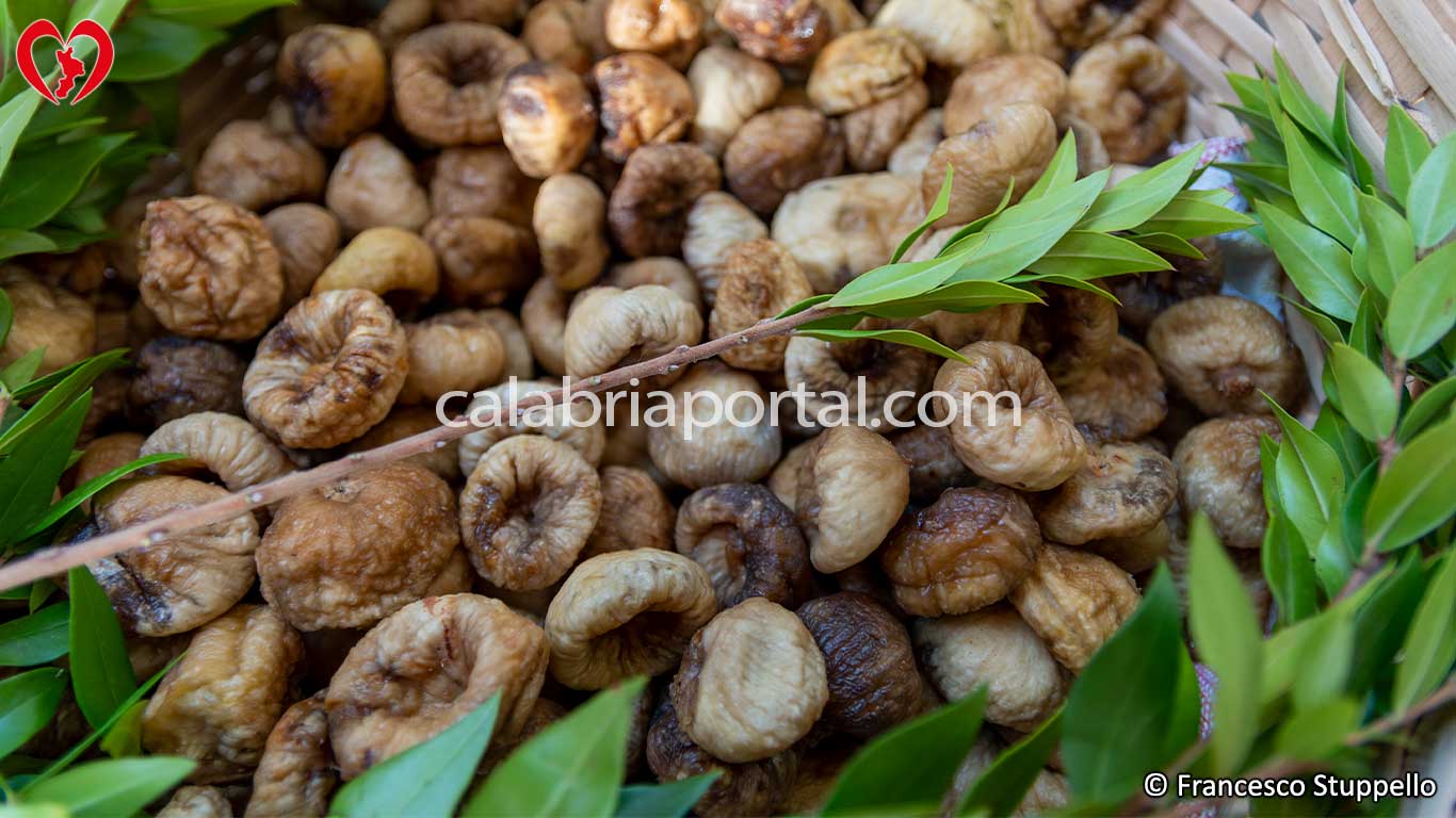 Rametto di mirto per le corolle di fichi secchi calabresi Rametto di mirto per le corolle di fichi secchi calabresi