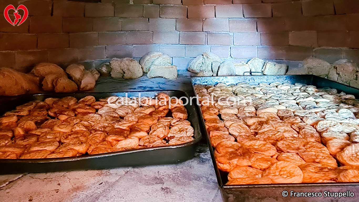 Ricetta dei Fichi a Crocette alla Calabrese: infornate le crocette Ricetta dei Fichi a Crocette alla Calabrese: infornate le crocette