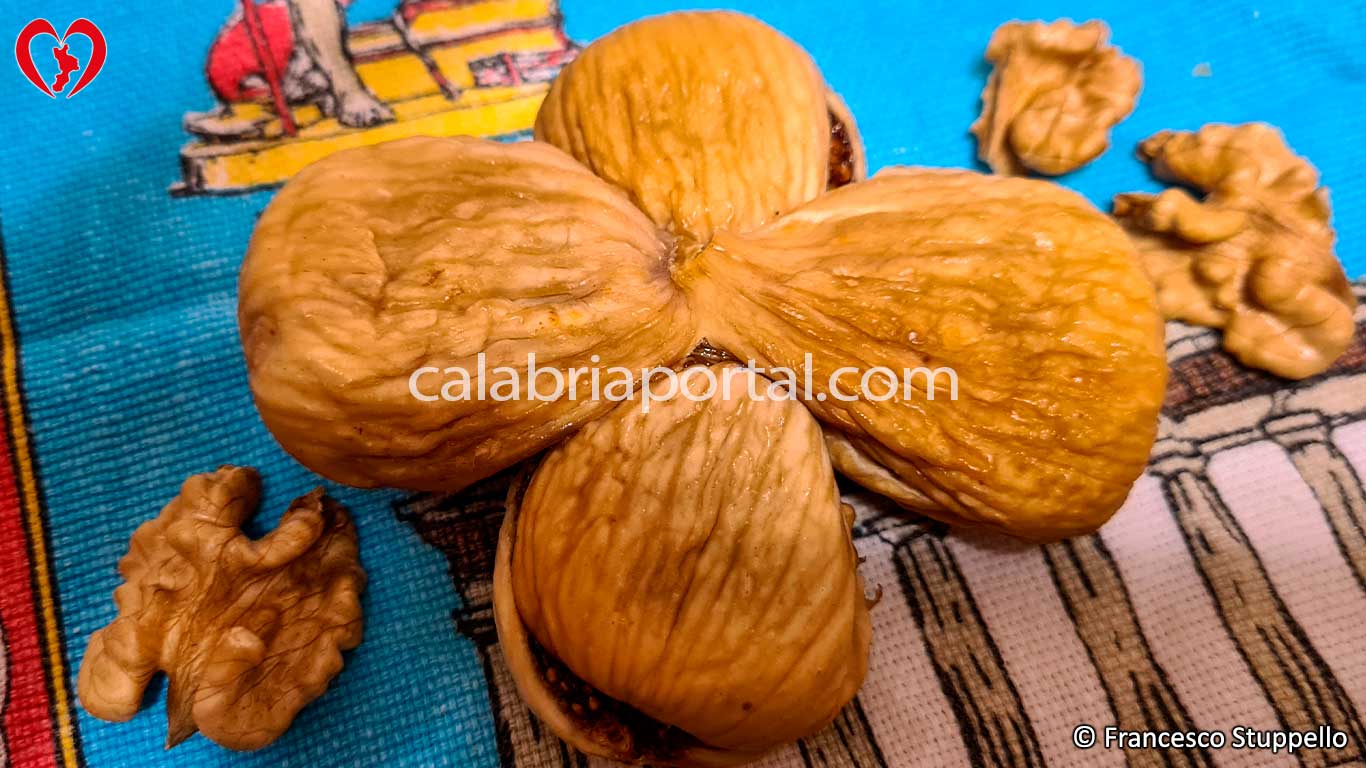 Ricetta dei Fichi a Crocette alla Calabrese: ponete il quarto fico sul secondo Ricetta dei Fichi a Crocette alla Calabrese: ponete il quarto fico sul secondo