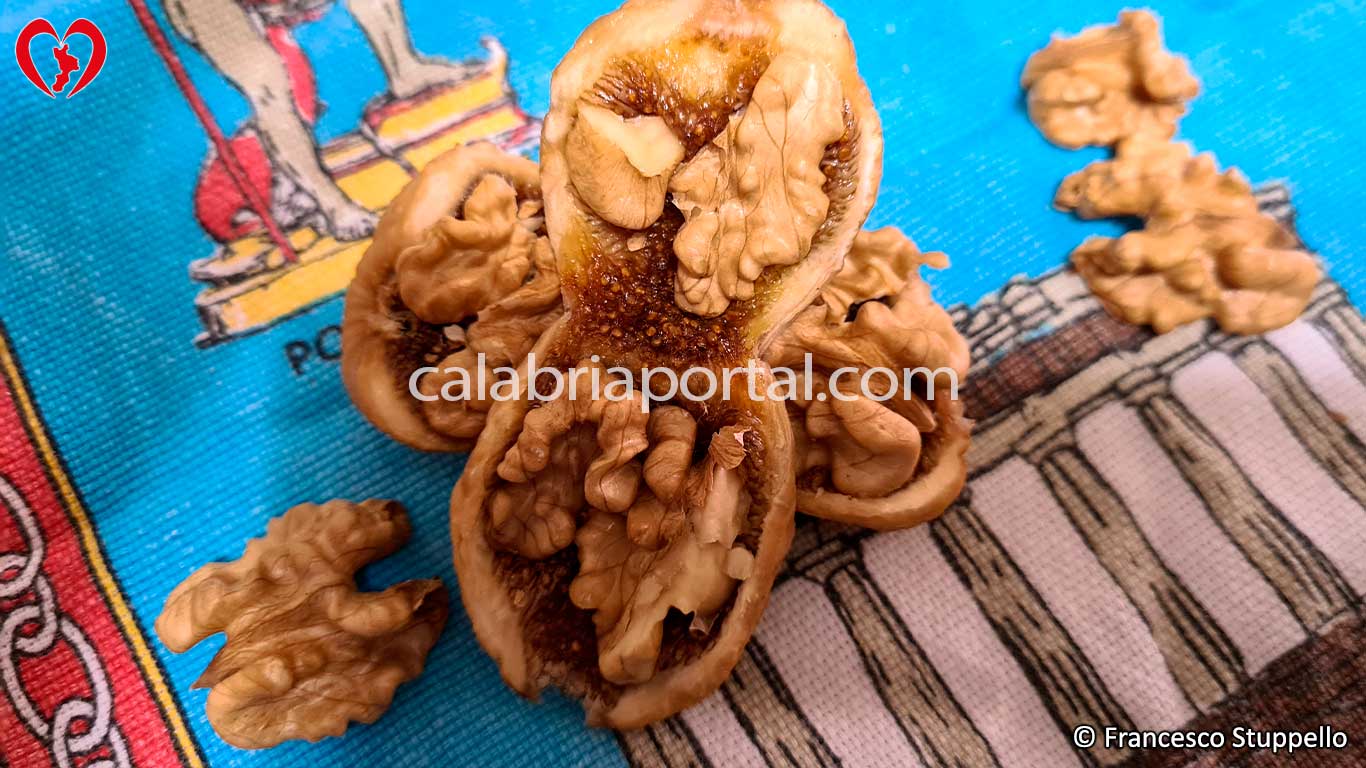 Ricetta dei Fichi a Crocette alla Calabrese: ponete i gherigli di noce sul secondo fico Ricetta dei Fichi a Crocette alla Calabrese: ponete i gherigli di noce sul secondo fico
