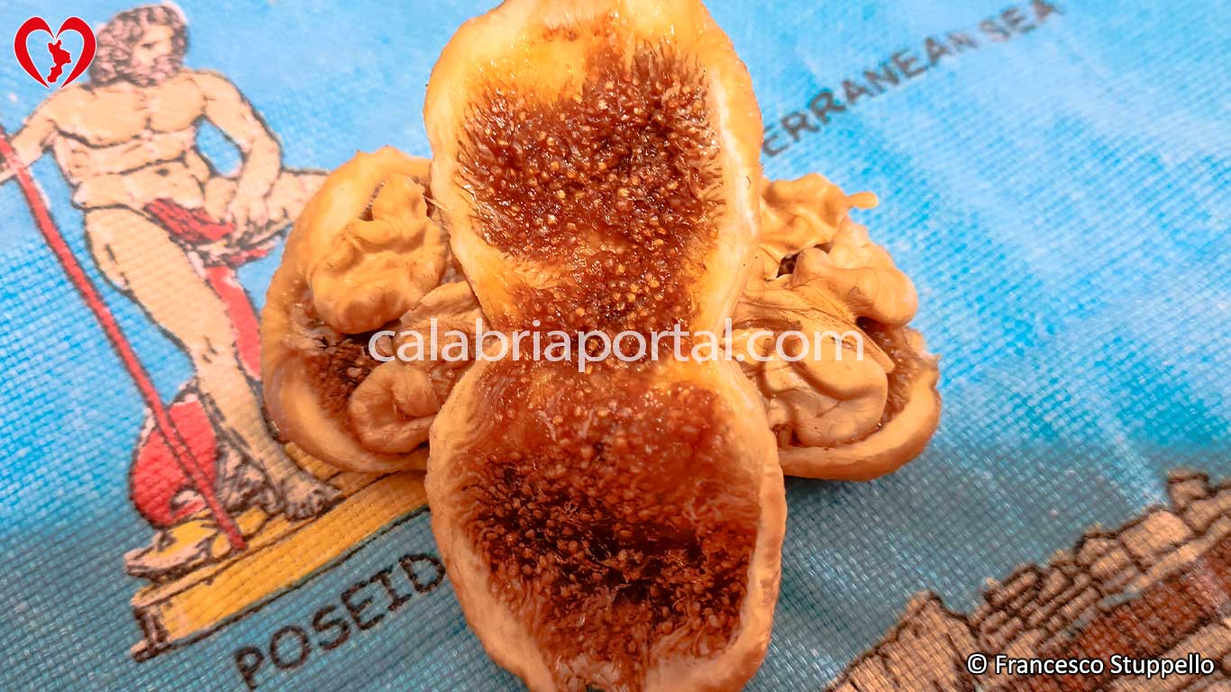 Ricetta dei Fichi a Crocette alla Calabrese: ponete il secondo fico sul primo a croce Ricetta dei Fichi a Crocette alla Calabrese: ponete il secondo fico sul primo a croce