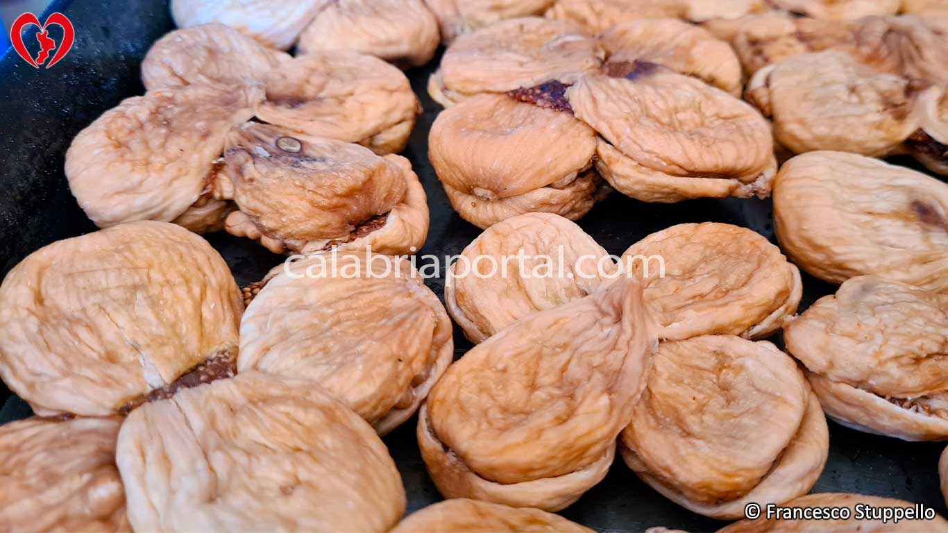 Ricetta dei Fichi a Crocette alla Calabrese: ponete le crocette in una teglia Ricetta dei Fichi a Crocette alla Calabrese: ponete le crocette in una teglia