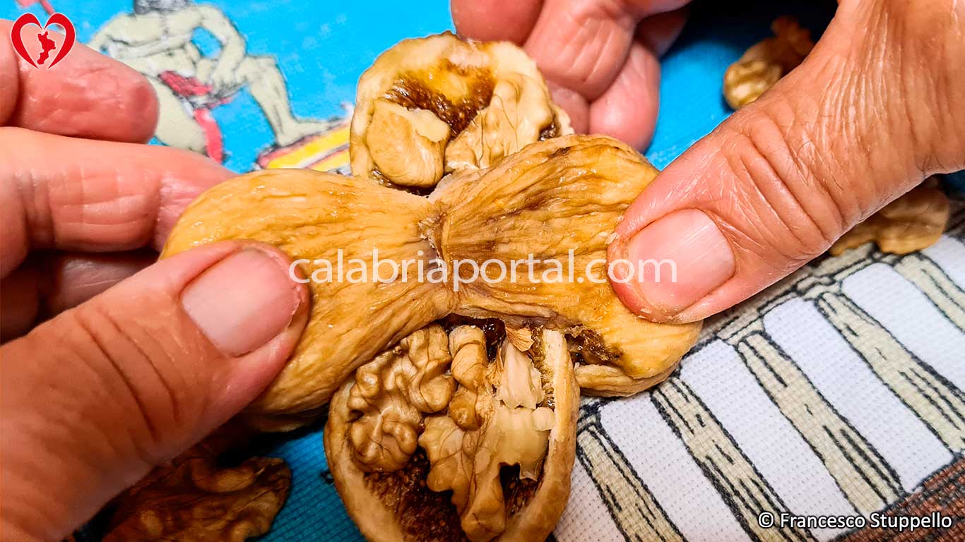 Ricetta dei Fichi a Crocette alla Calabrese: ponete il terzo fico sul primo Ricetta dei Fichi a Crocette alla Calabrese: ponete il terzo fico sul primo