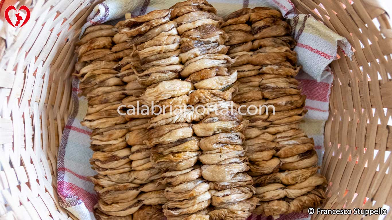 Ricetta per i Fichi Secchi a Doppio Filare: Filari Pronti Ricetta per i Fichi Secchi a Doppio Filare: Filari Pronti
