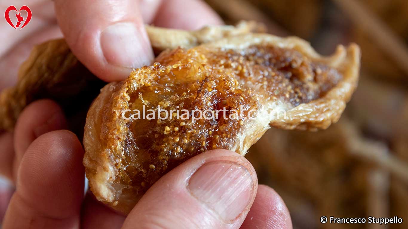 Ricetta per i Fichi Secchi a Doppio Filare: Aprire il fico Ricetta per i Fichi Secchi a Doppio Filare: Aprire il fico