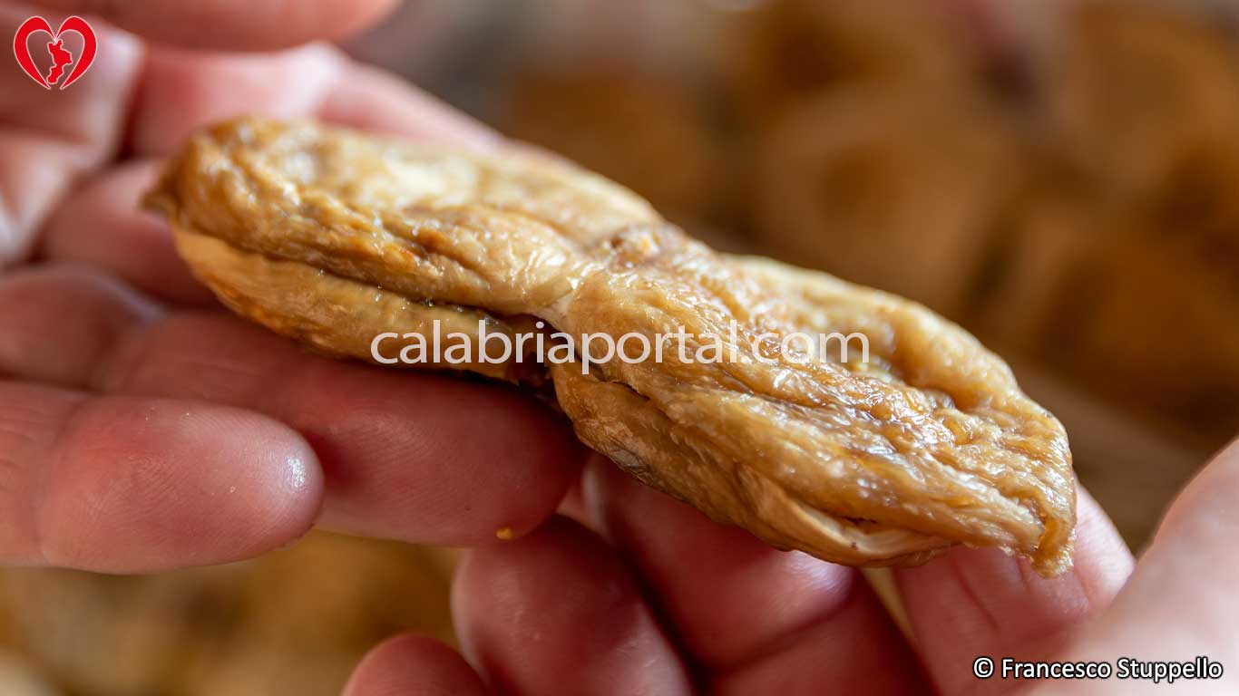 Ricetta per i Fichi Secchi a Doppio Filare: Formare una coppia e pressare dolcemente Ricetta per i Fichi Secchi a Doppio Filare: Formare una coppia e pressare dolcemente