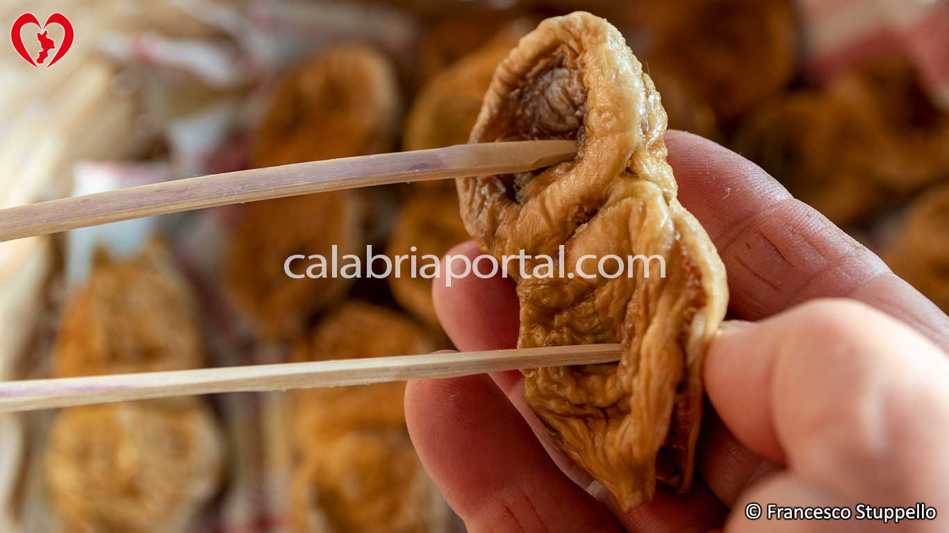 Ricetta per i Fichi Secchi a Doppio Filare: Infilzate i fichi con una coppia di canne Ricetta per i Fichi Secchi a Doppio Filare: Infilzate i fichi con una coppia di canne