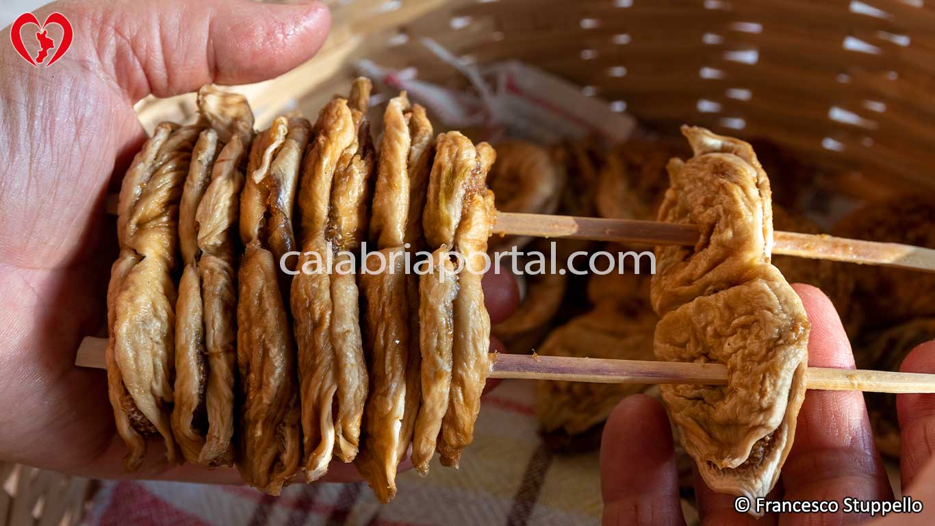 Ricetta per i Fichi Secchi a Doppio Filare: Procedete fino a completare la canna Ricetta per i Fichi Secchi a Doppio Filare: Procedete fino a completare la canna