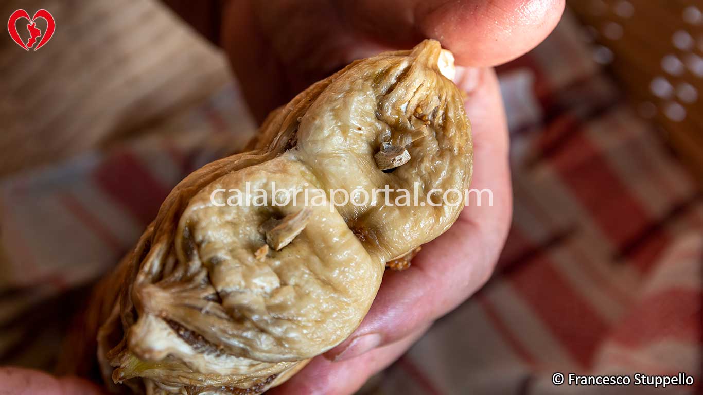 Ricetta per i Fichi Secchi a Doppio Filare: Chiudere il filare con la canna Ricetta per i Fichi Secchi a Doppio Filare: Chiudere il filare con la canna