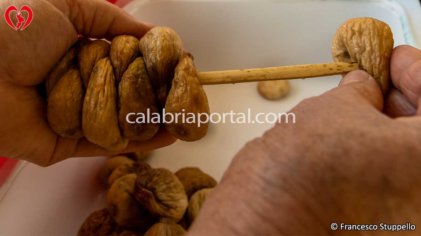 Ricetta per i Fichi Secchi a Treccia: Procedete fino a completare la canna Ricetta per i Fichi Secchi a Treccia: Procedete fino a completare la canna