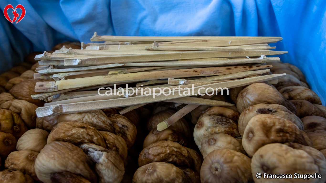 Ricetta per i Fichi Secchi a Treccia: Le canne Ricetta per i Fichi Secchi a Treccia: Le canne