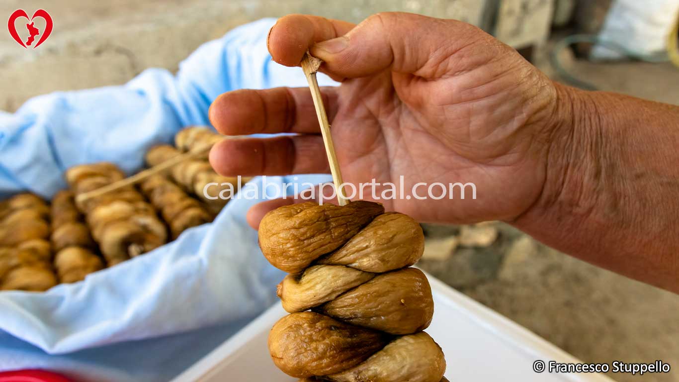 Ricetta per i Fichi Secchi a Treccia: Chiudere il filare con la canna Ricetta per i Fichi Secchi a Treccia: Chiudere il filare con la canna