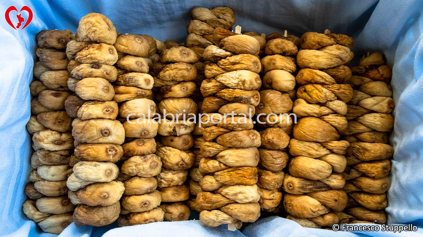 I Fichi Secchi Calabresi a Filari I Fichi Secchi Calabresi a Filari