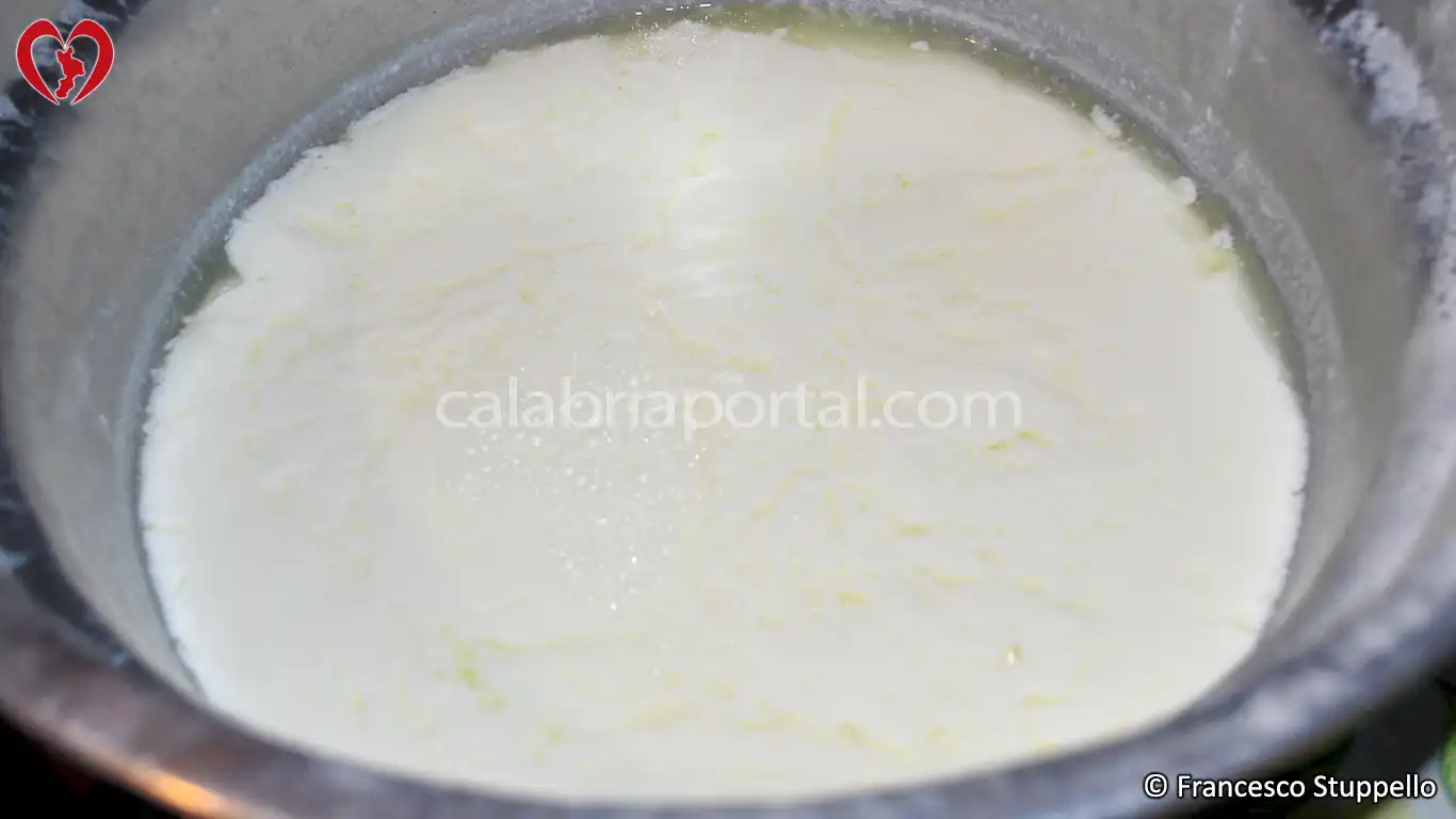 Cacioricotta Calabrese: la cagliatura del latte Cacioricotta Calabrese: la cagliatura del latte