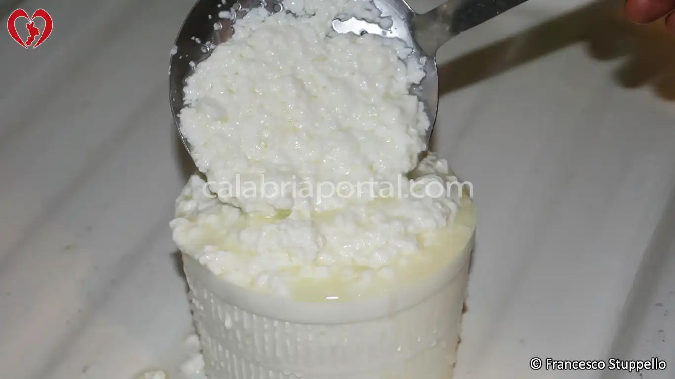 Cacioricotta Calabrese: la pasta immessa nel canestro Cacioricotta Calabrese: la pasta immessa nel canestro