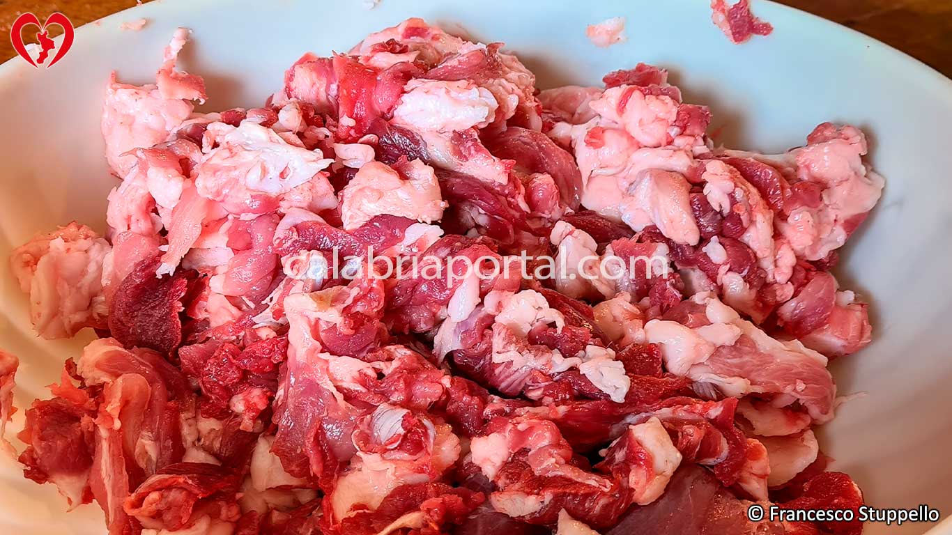 Carne triturata per la realizzazione della salsiccia grassa Carne triturata per la realizzazione della salsiccia grassa