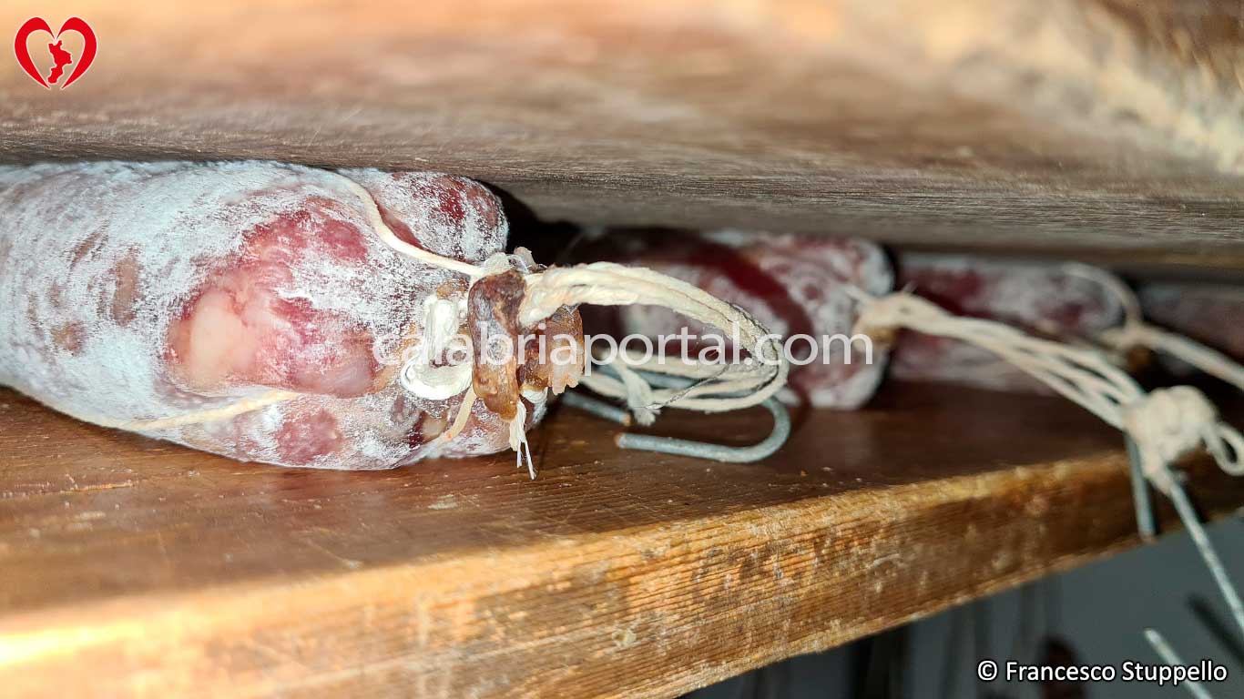 Schiacciatura sotto peso della soppressata calabrese Schiacciatura sotto peso della soppressata calabrese