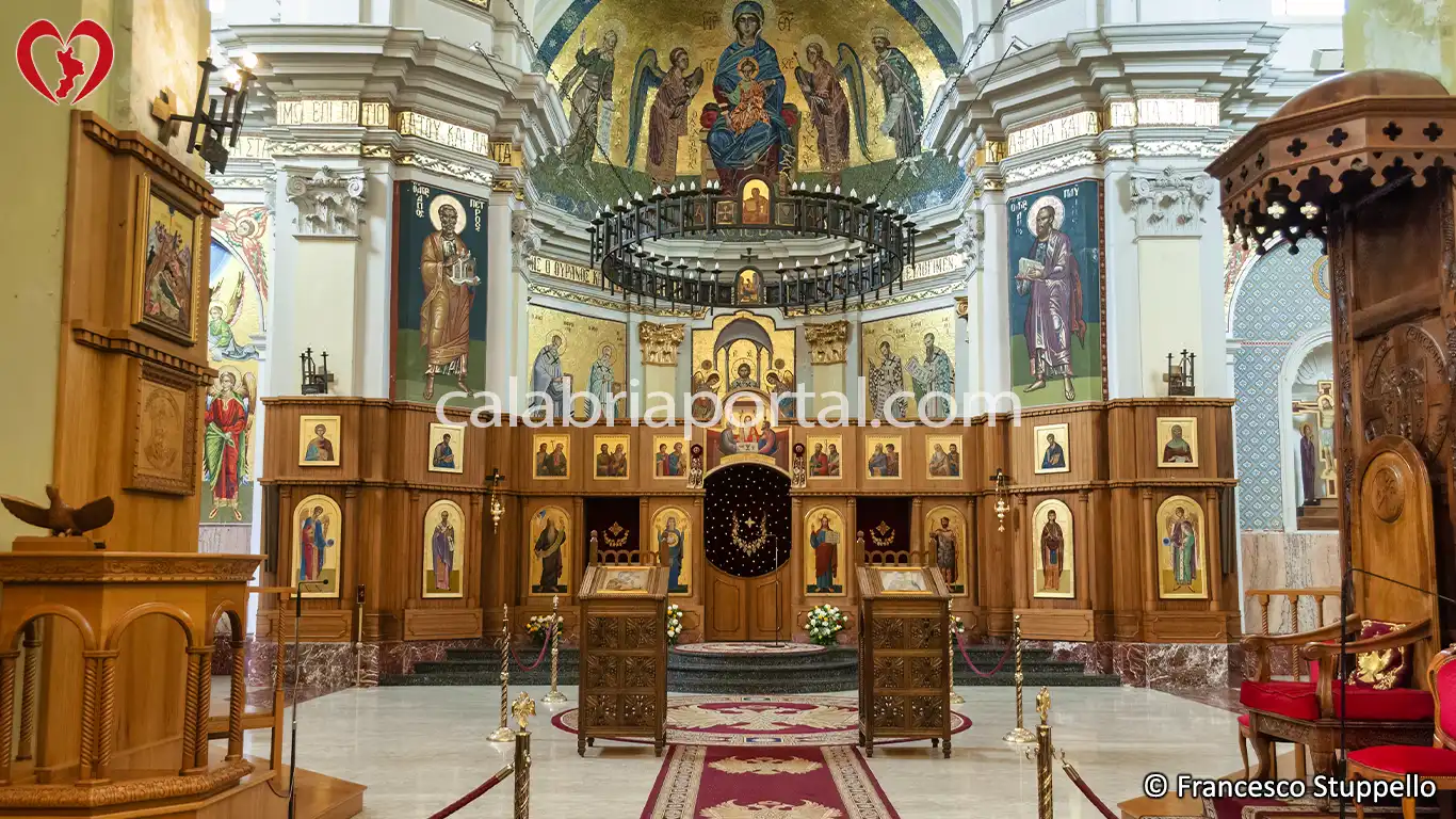 Iconostasi della Cattedrale di San Nicola di Mira, con Ambone e Cattedra dell'Eparca, a Lungro (CS)