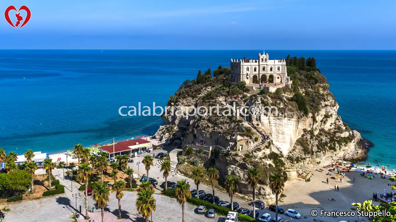 Santuario di Santa Maria dell'Isola a Tropea (Calabria) Santuario di Santa Maria dell'Isola a Tropea (Calabria)